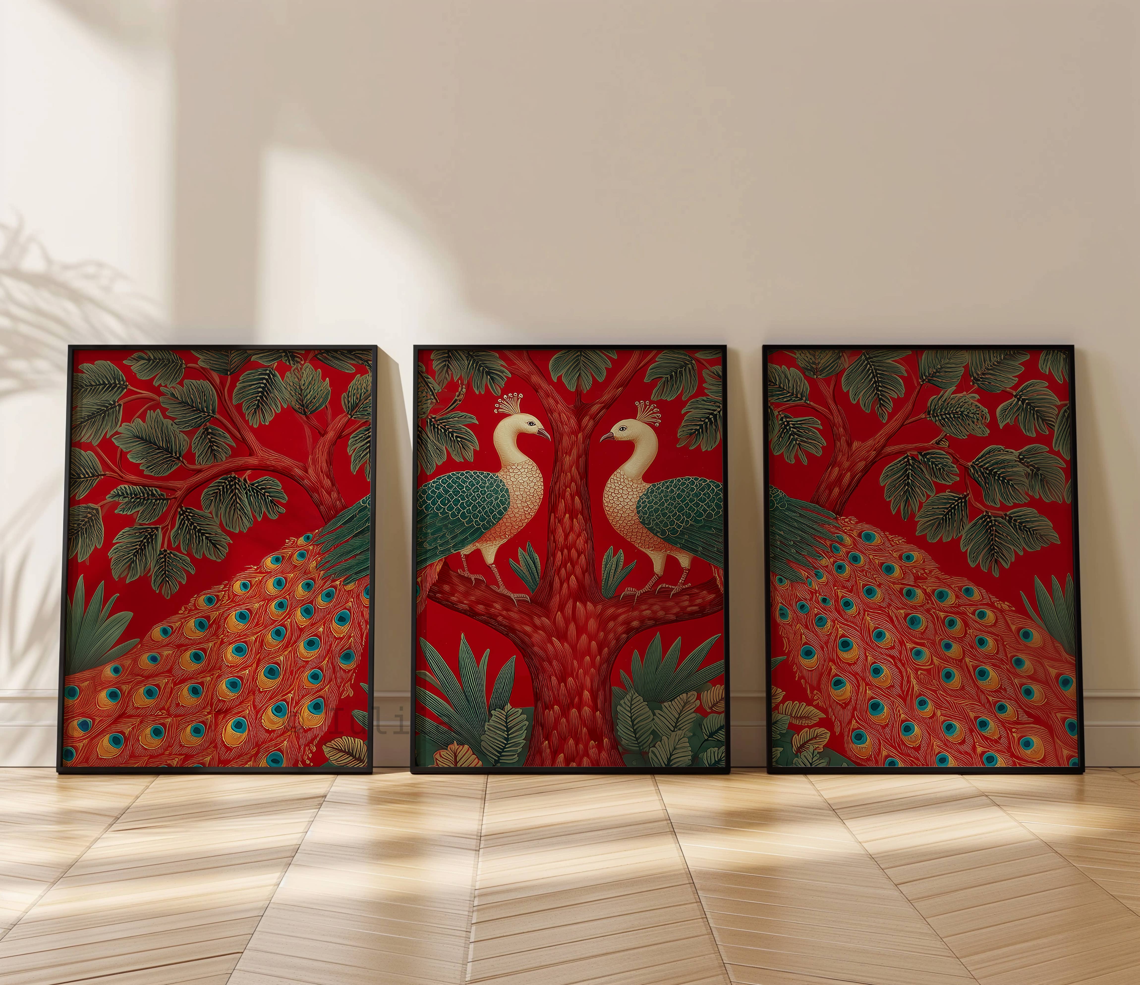 IuliiaArtPrints – wholesale Konsttryck – Indisk påfågelväggkonst – Röd triptyk Pichwai-stil fåglar4