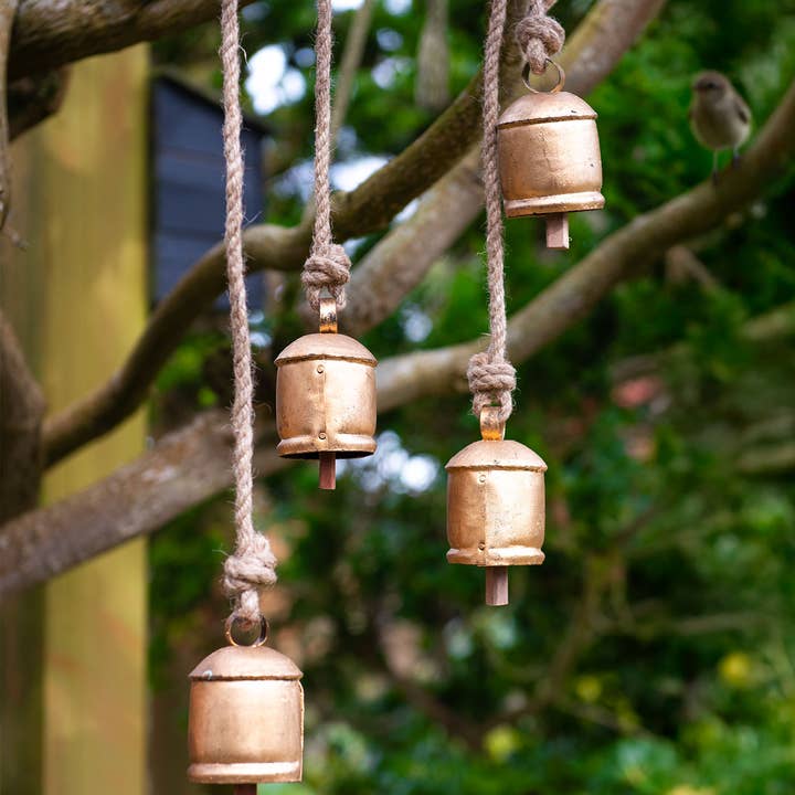 Quattro grandi campane rustiche appese a corda per la vendita all'ingrosso da parte di Siesta
