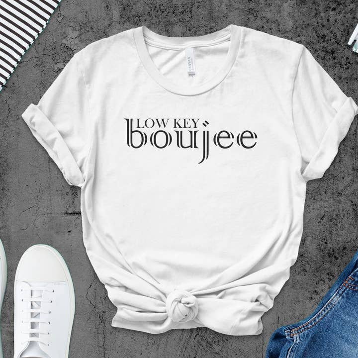 Low-key T-shirt van Boujee, modieus T-shirt voor dames, casual streetwear-top, opvallend shirt, T-shirt met grafische print, kleding in stedelijke stijl, hiphopshirt voor wholesale door FreakyTeeFactory