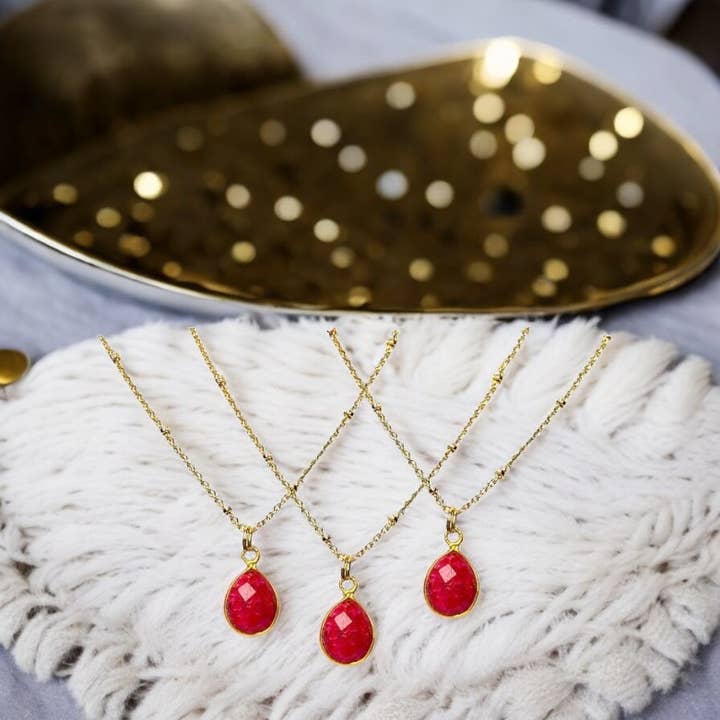 Vedhæng med rå rubin og finforgyldt kæde for engroshandel hos TOURMALYN