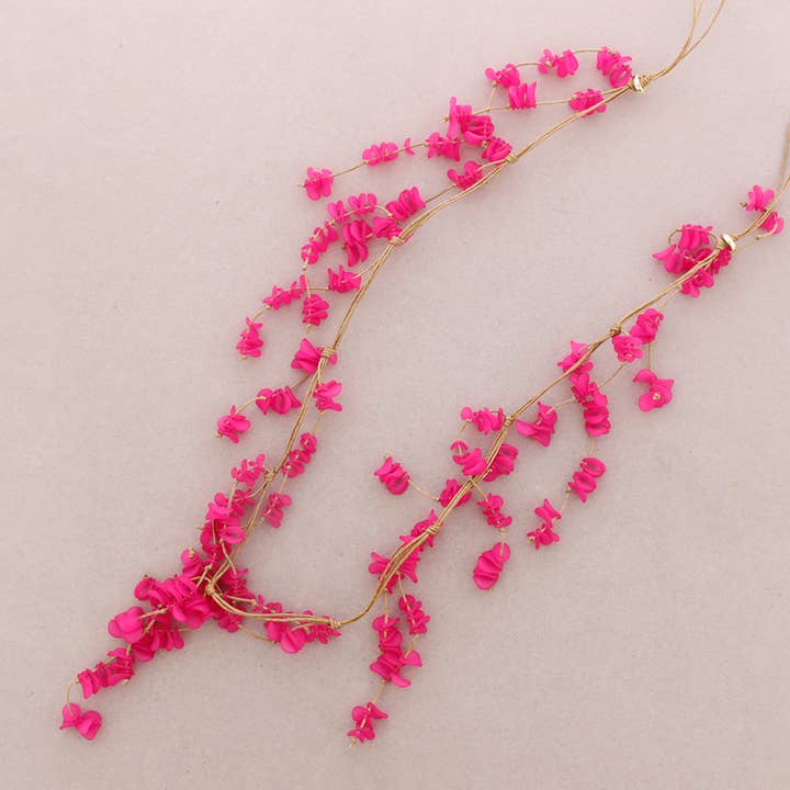 Lange Halskette mit Anhängern, Streifen und Mini-Blüten aus Harz für den Großhandel von Sonata