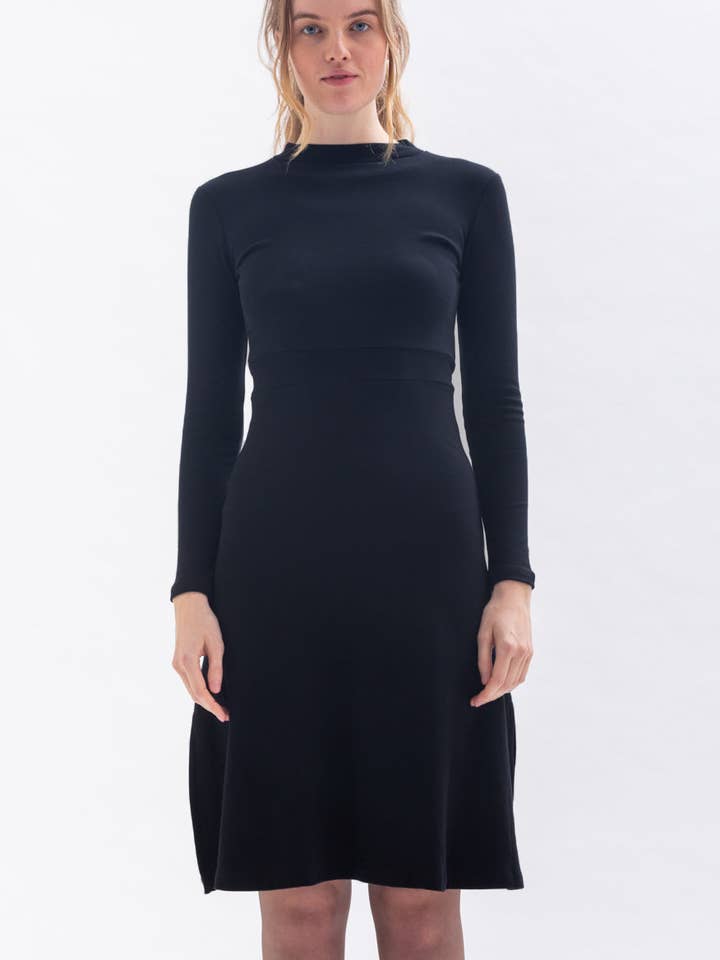 Knielanges Kleid "JU-DY" in schwarz aus 100% Bio Baumwolle für den Großhandel von Studio Hertzberg