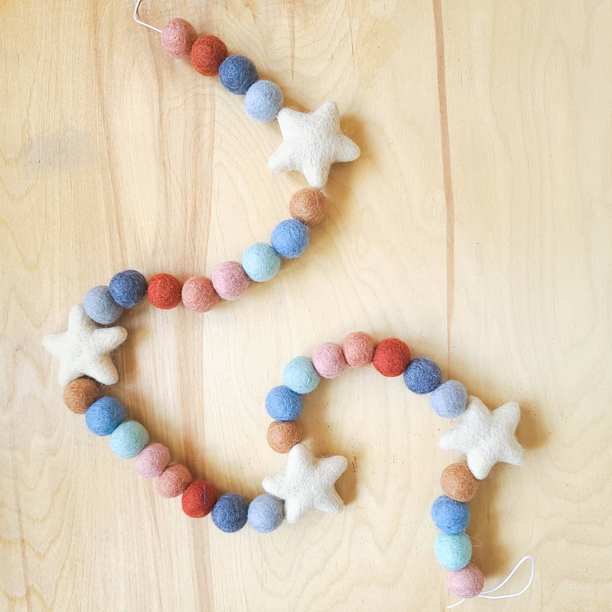 Joy Felts – wholesale Bunting/Krans – NY! Modern jordfärgad girlang med stjärnbollar0