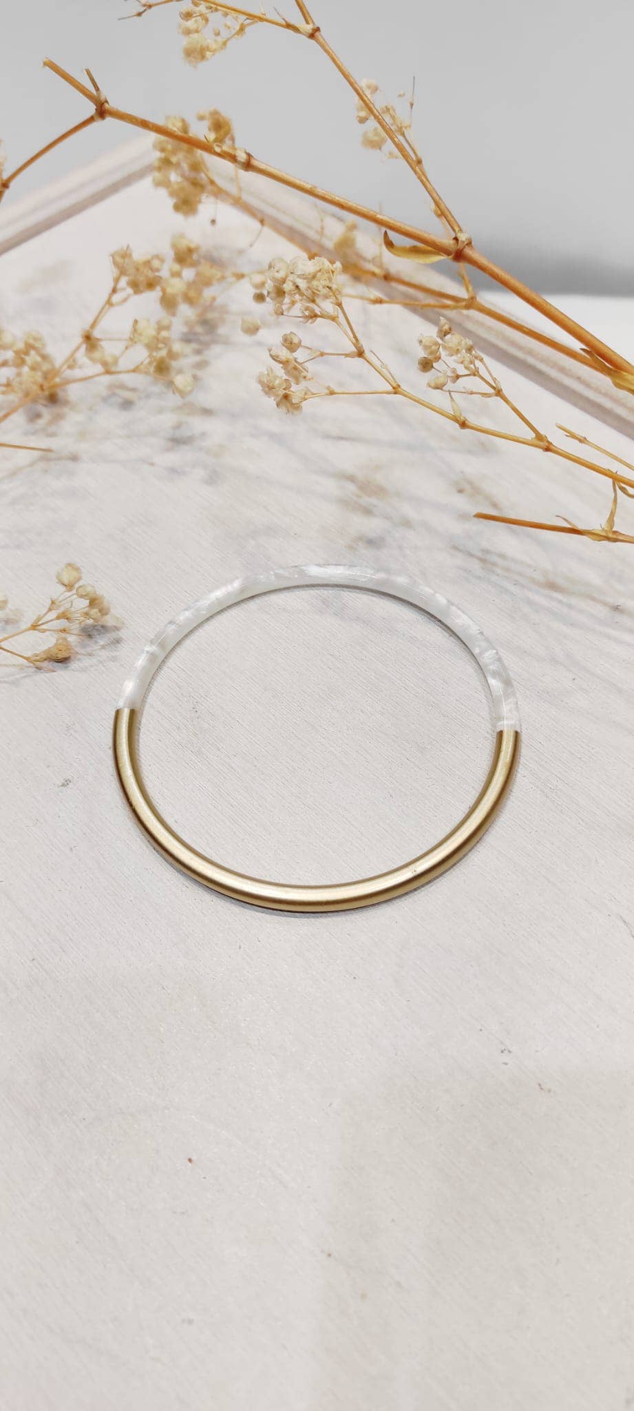 LOLO & YAYA – wholesale Manschettarmband – Milla stel armband i resin med pärlemorsglans0