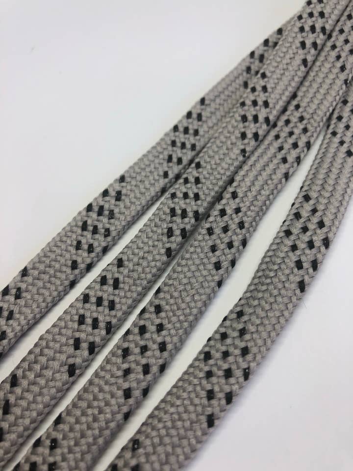 Lacets classiques gris plat haut de gamme avec accents noirs pour la vente par The Shoelace Factory