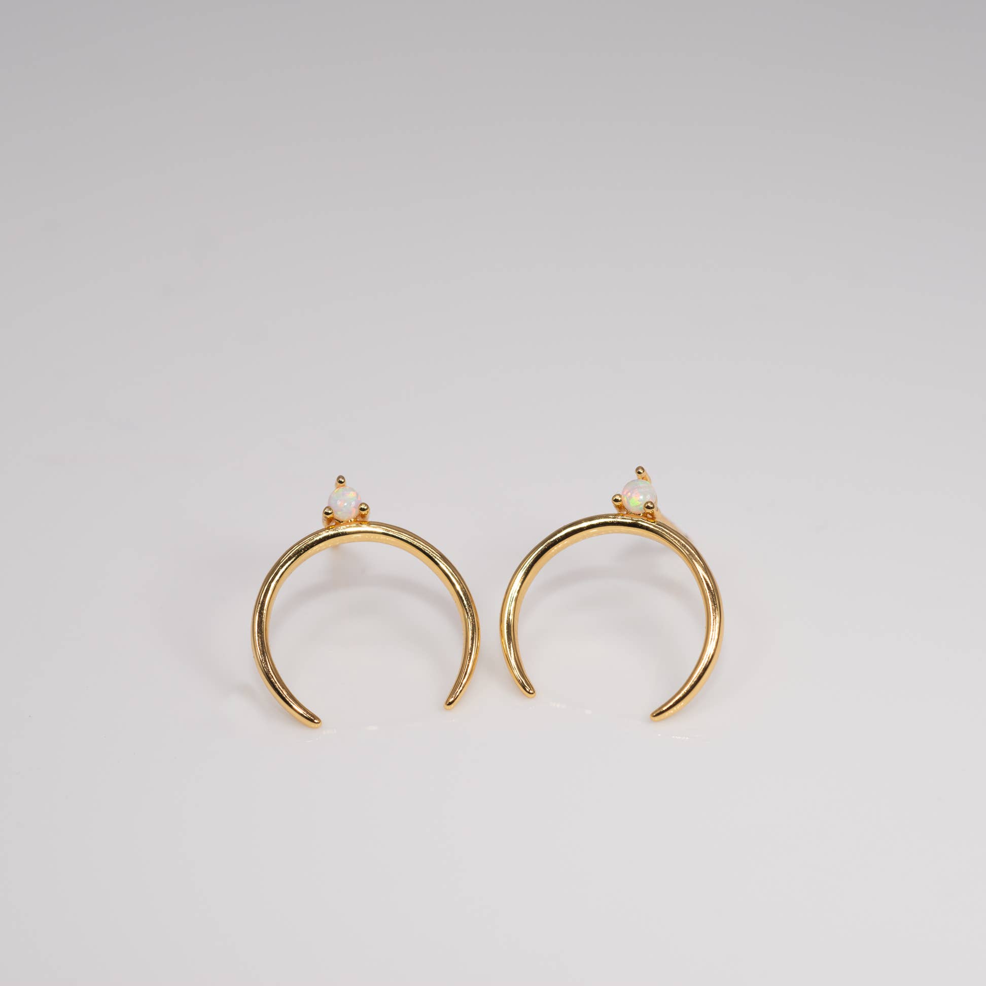 Leslie Francesca Designs – Engroshandel Ørestikkere – Opal Arch stud1