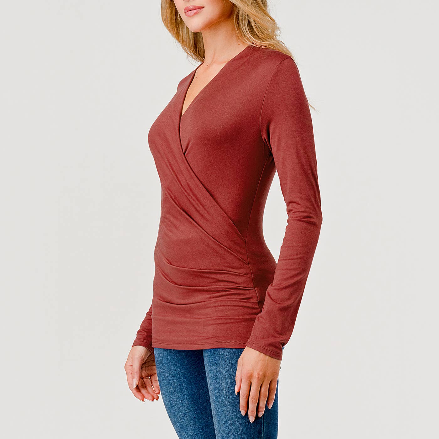 Heimious – Engroshandel Strikket top - Dame – Heimious fitted modal jersey bluse med slå-om, lange ærmer og plisserede detaljer27