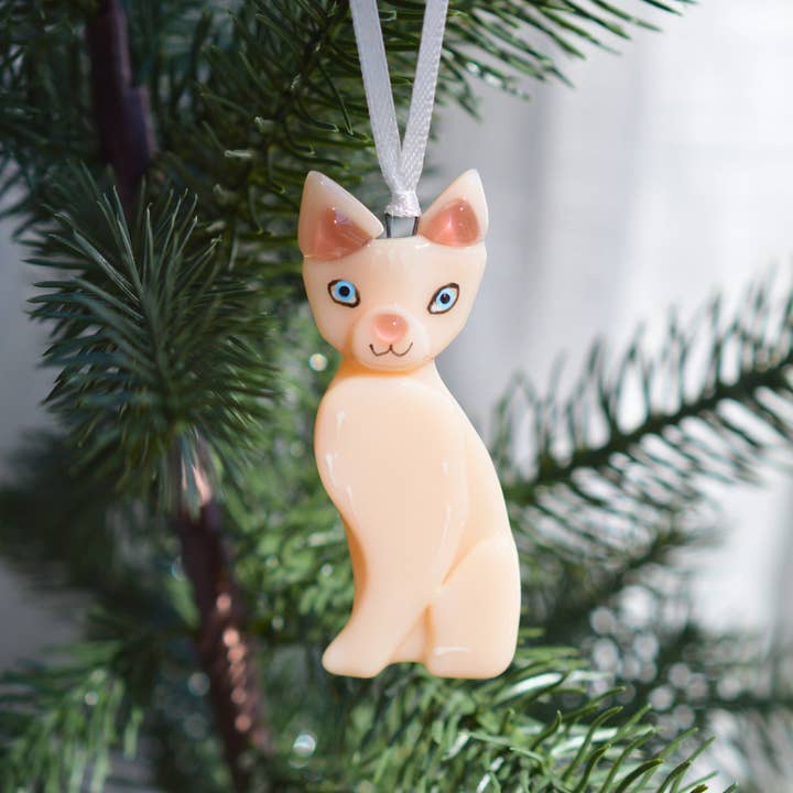 Chat sphynx en verre fusionné – Ornement de Noël for wholesale by Station pôle Nord inc.