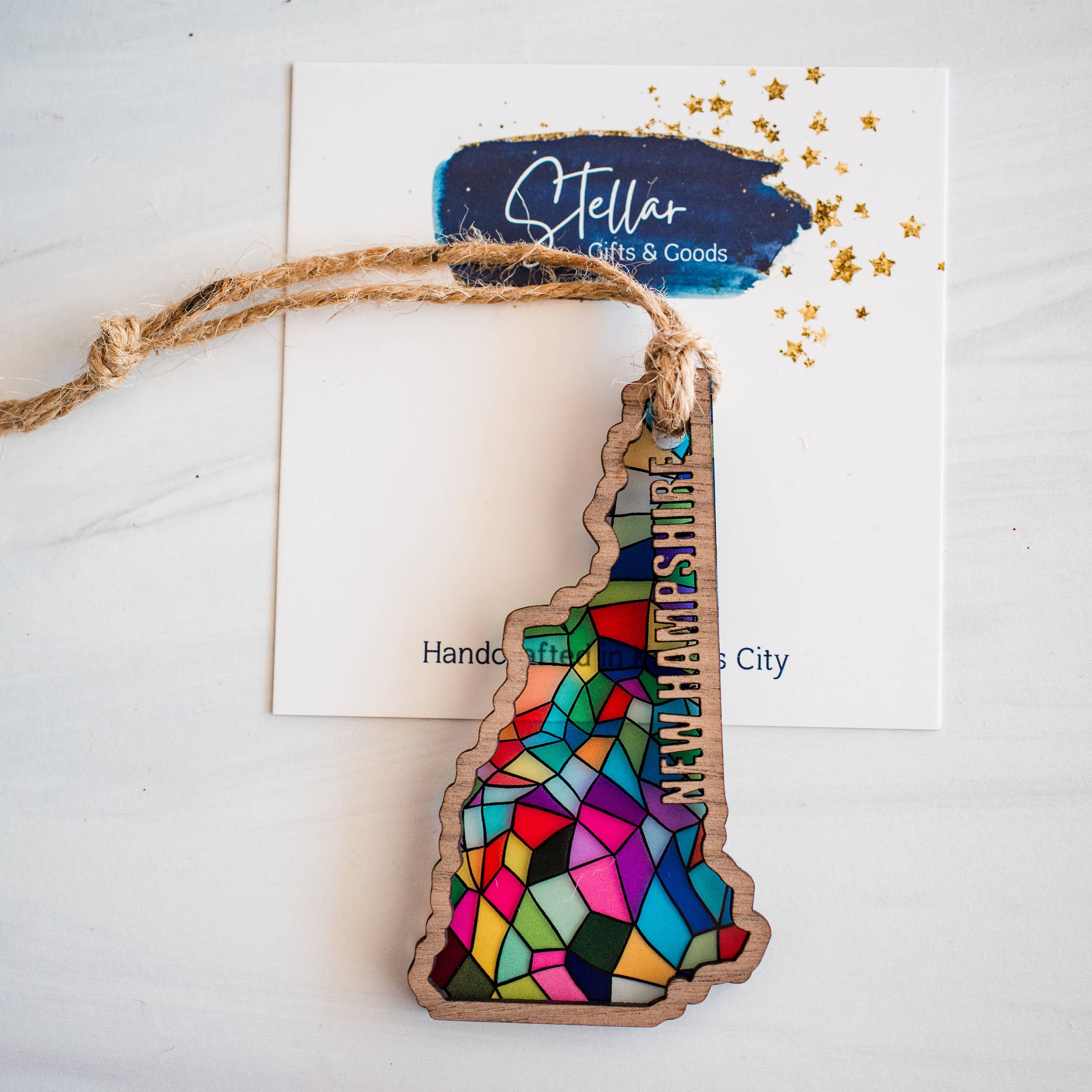 Stellar Gifts & Goods Wholesale - Vente Objets de décoration - Ornements - Vitrail Fête d'État - Noël Local16