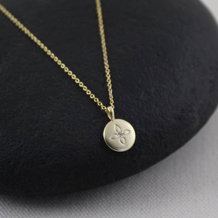 A Charmed Impression – wholesale Hänge-/berlockhalsband – Dottergåvor från mamma pappa • Present till vuxen dotter • Dotterfödelsedagskort och smycken • Julklappar för kvinnor tonårsflicka • Lotus Crystal Disc halsband
