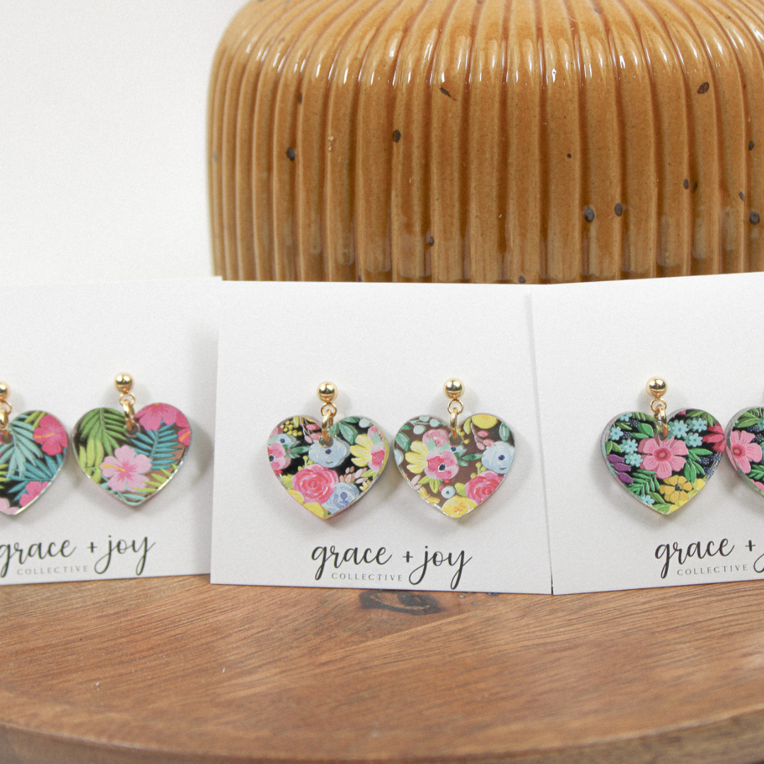 Grace + Joy Collective - Wholesale Hangende/ronde oorbellen - Bloemvormige Hart Hanger Oorbellen, Acryl Oorbellen Bloem2