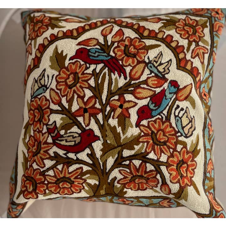 Housse de coussin brodée à la main avec motif floral Arbre de Vie pour la vente par Cashmere Crafts Inc