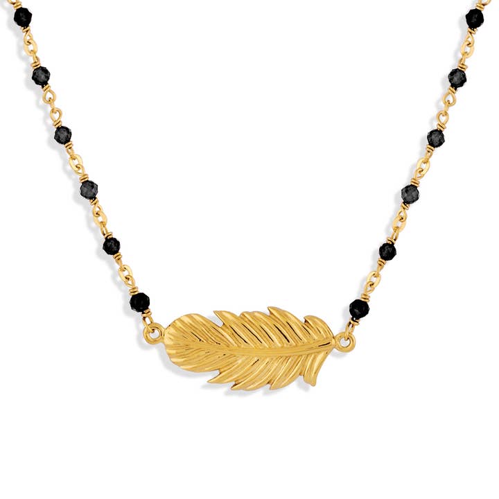 Halskette aus Silber mit goldenen Federn und schwarzen Natursteinen @586 für den Großhandel von ORUS BIJOUX