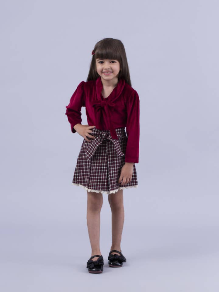 Ensemble deux pièces pour enfants : Haut bordeaux à nouer et jupe à carreaux pour la vente par TheBeanWalk