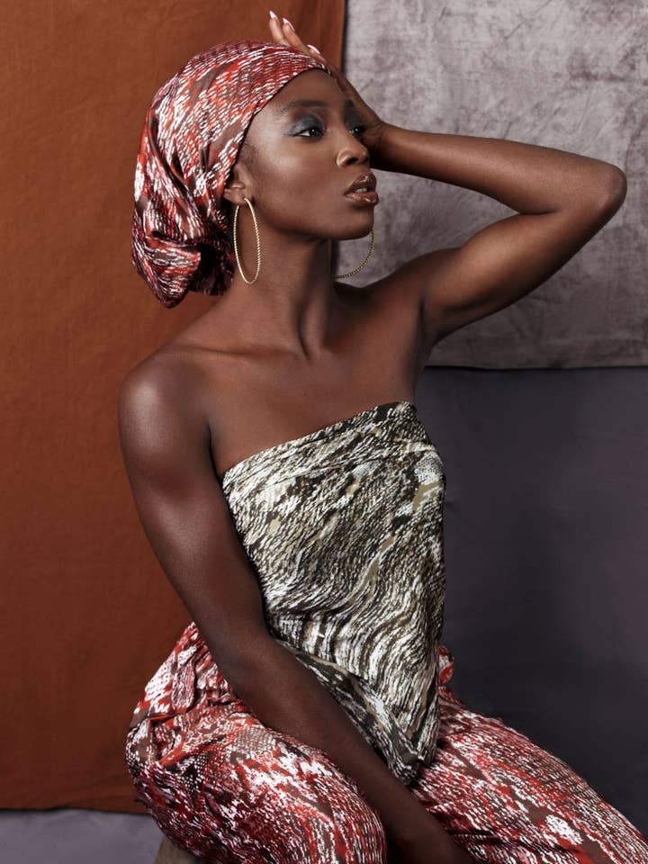 Quadrato in seta Savane rosso collezione Kora per la vendita all'ingrosso da parte di Tougban