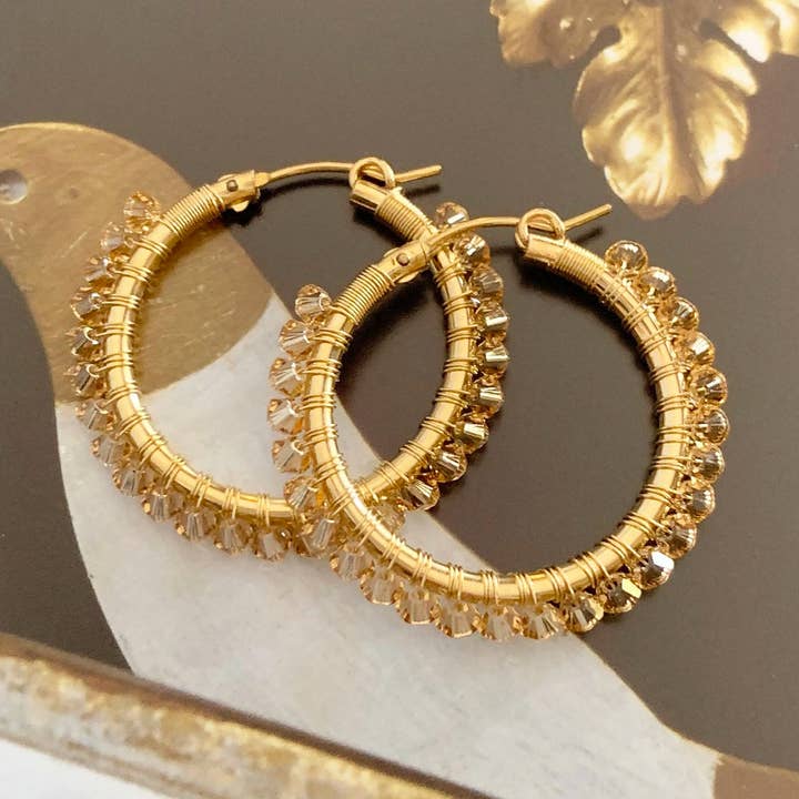 Medium Signature Wrap Hoops - 14K gouden vull/lichte topaas voor wholesale door Viv & Ingrid