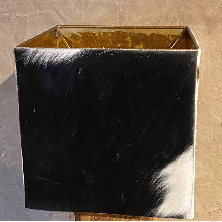 Vierkante lampenkap van metaal en koeienhuid voor wholesale door LES SCULPTEURS DU LAC