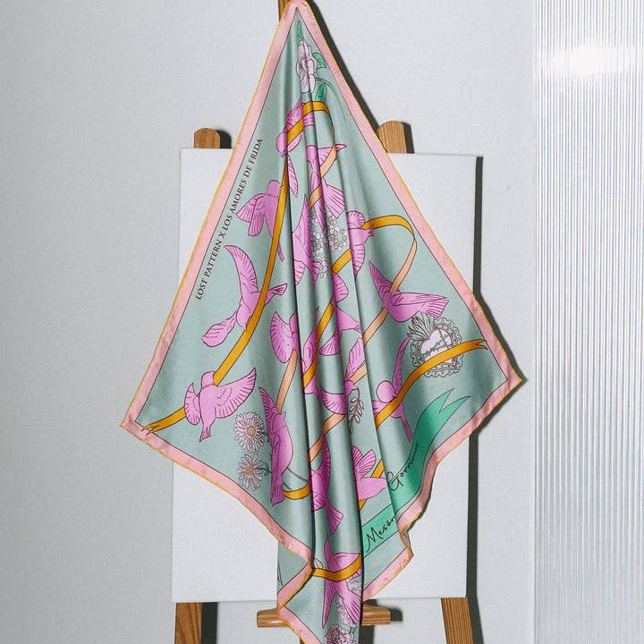 Rosa Pañuelo tipo bandana de seda «House of Frida» de FRIDA x LOST PATTERN, color rosa de venta al por mayor en Faire