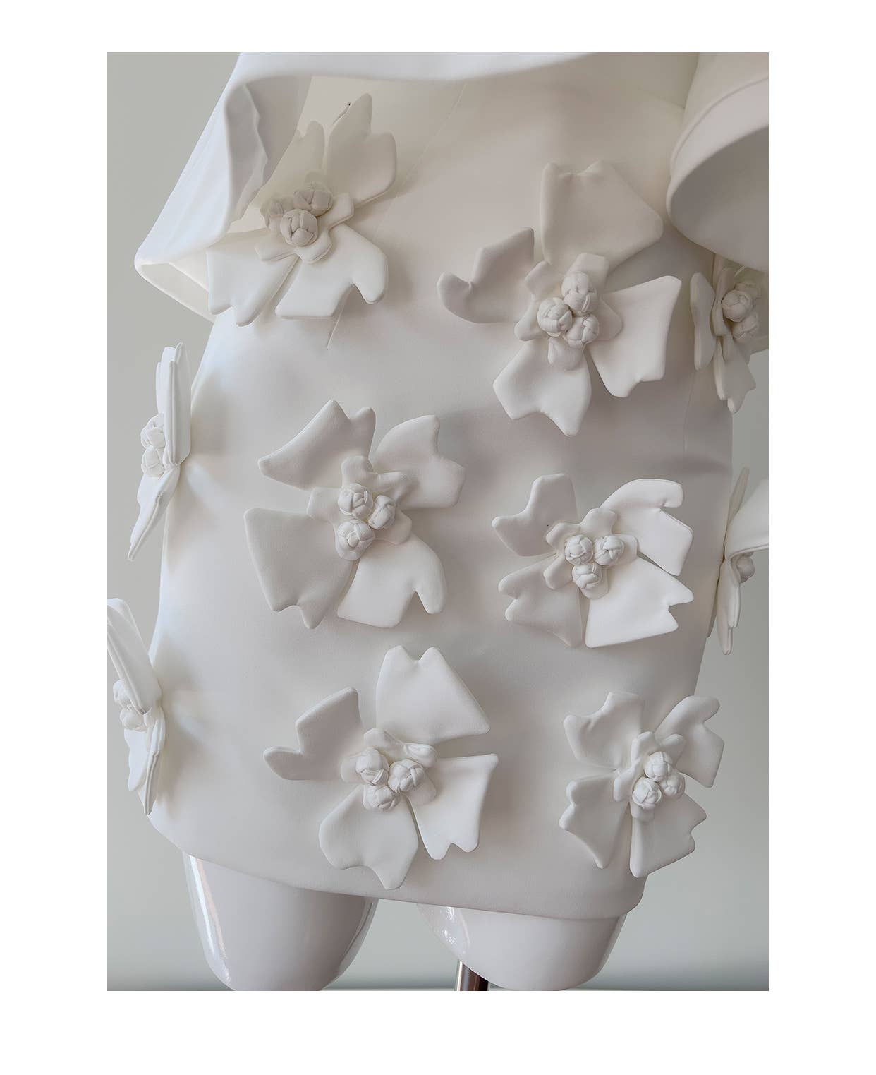 Amourique - Vente Robe – femme - Jardin Blanc Couture - Ensemble satin structuré avec applique florale4