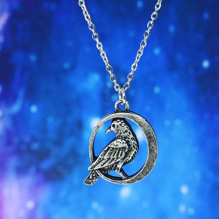 Raavenhanger met maansikkel voor wholesale door JorieJewelry