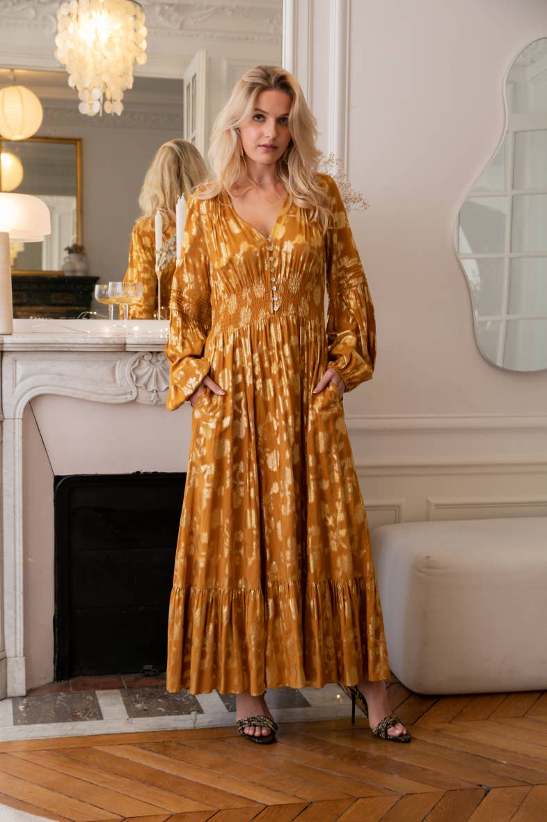 Kamel Locker geschnittenes langes Kleid mit Rüschen, Golddruck. für den Großhandel auf Faire0