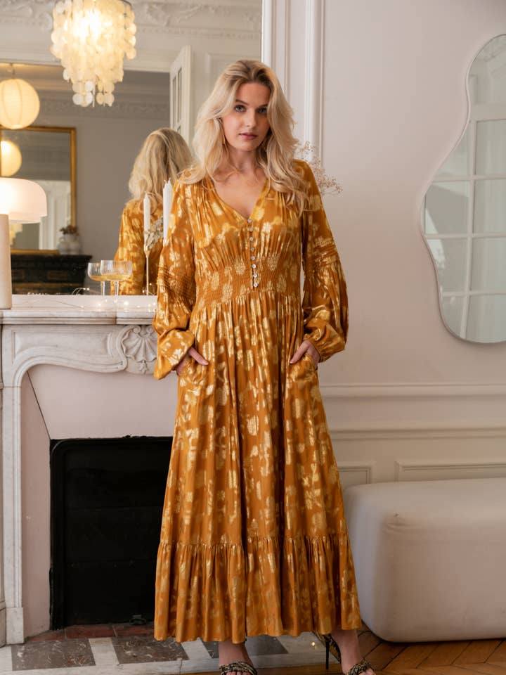 Kamel Locker geschnittenes langes Kleid mit Rüschen, Golddruck. für den Großhandel auf Faire0