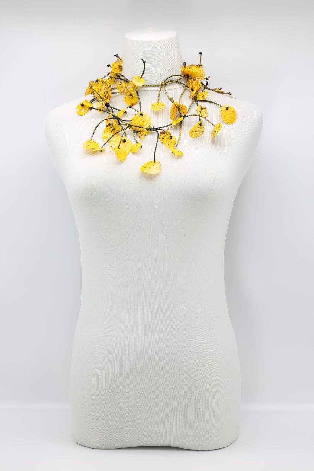 Jianhui London – Großhandel Statement-Halsketten – Halskette mit Seerosenblättern aus recyceltem Kunststoff, lang, handbemalt11