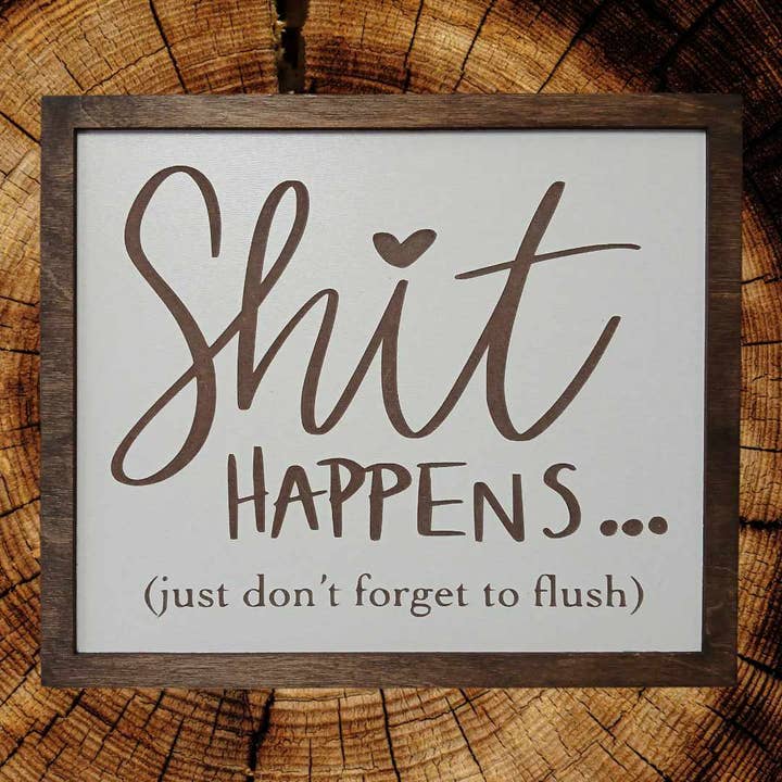 Panneau Shit Happens, panneau de salle de bain drôle, salle de bain humoristique pour la vente par Crates Etc