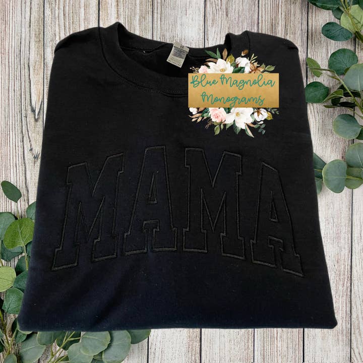 Sweatshirt noir sur noir avec nom - Any Name pour la vente par BLUE MAGNOLIA MONOGRAMS