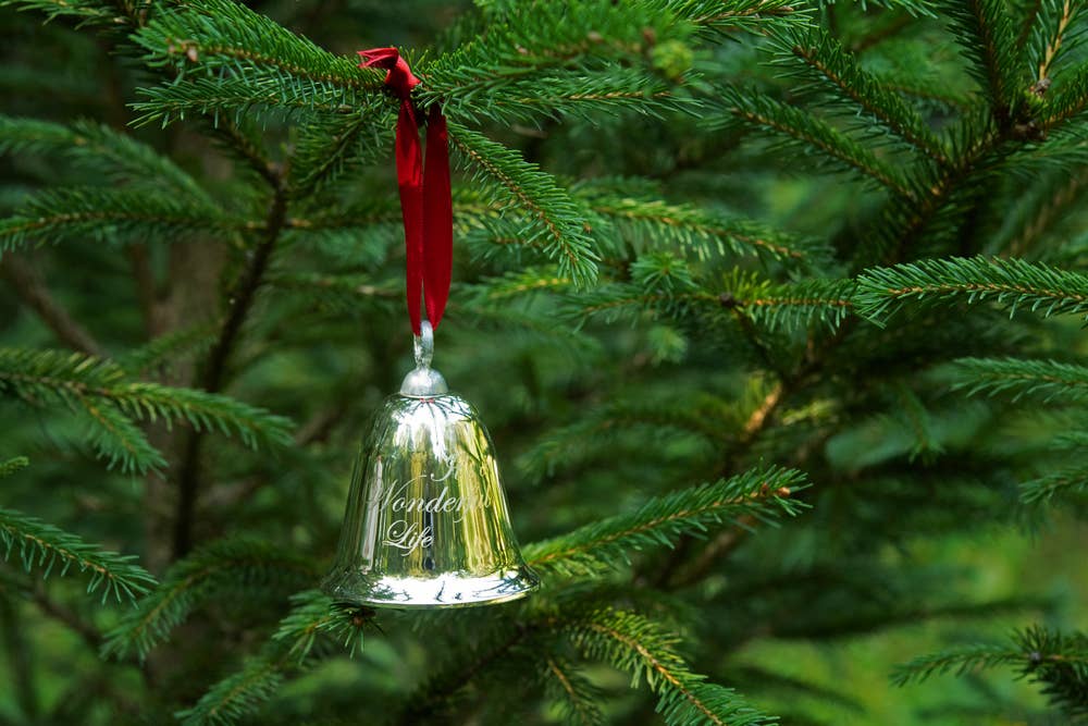 Bevin Bells – Engroshandel Pynt – It's a Wonderful Life 1245 mindebjælde i fløjlspose1