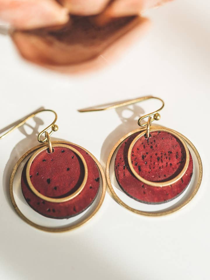 Pendientes de Círculo de Latón - Rojo Vino para venta al por mayor de Hello Lovely Cork Co.