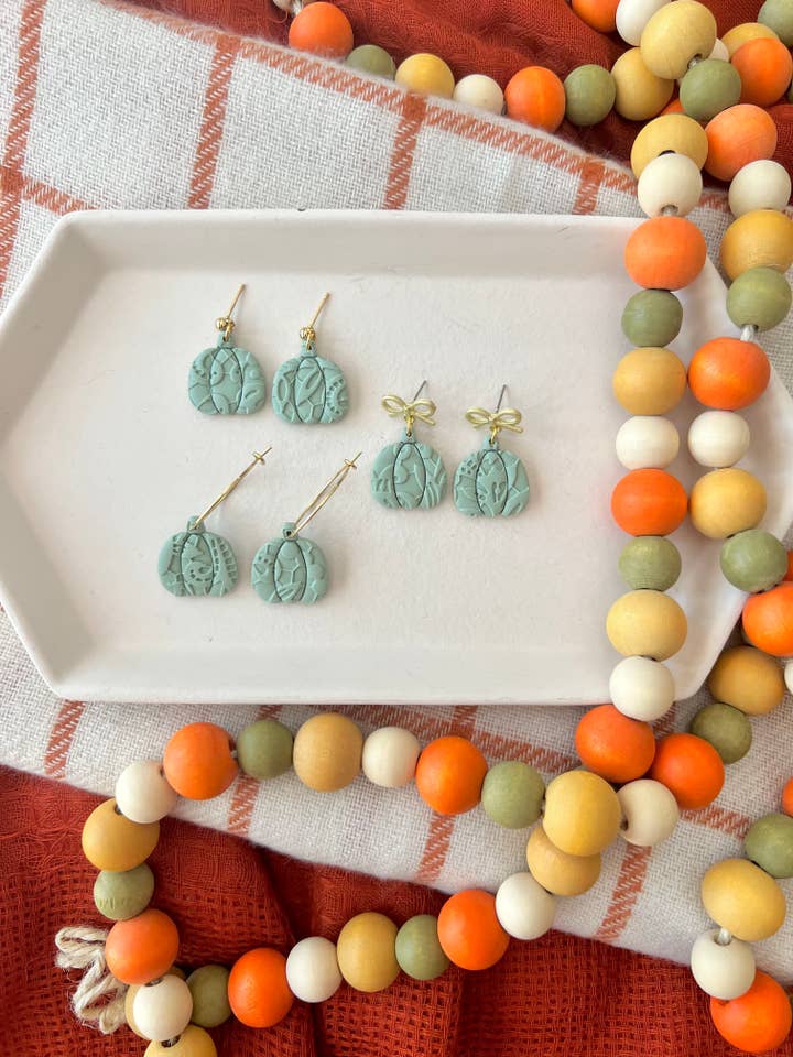 Orecchini a Zucca in Pizzo, Orecchini in Argilla a Zucca, Orecchini Autunnali per la vendita all'ingrosso da parte di SeizeTheClayJewelry