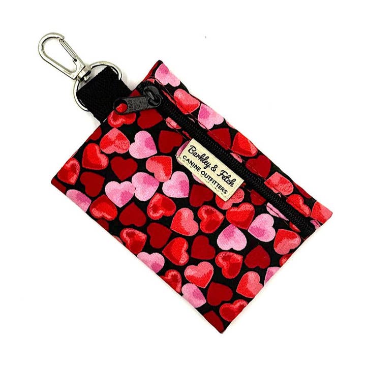 Porte-sac à caca à imprimé Love Hearts pour la vente par Barkley and Fetch