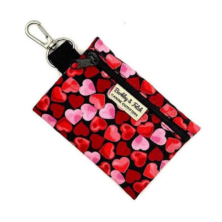 Porte-sac à caca à imprimé Love Hearts pour la vente par Barkley and Fetch