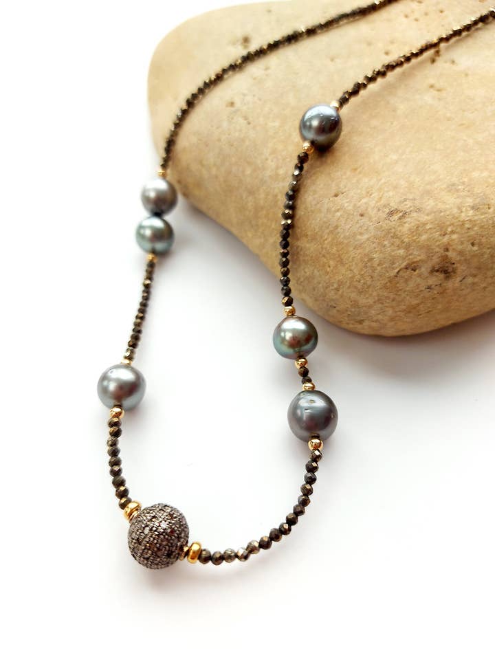 Boule de diamant, perles de Tahiti, collier en pyrite pour la vente par AVAASI