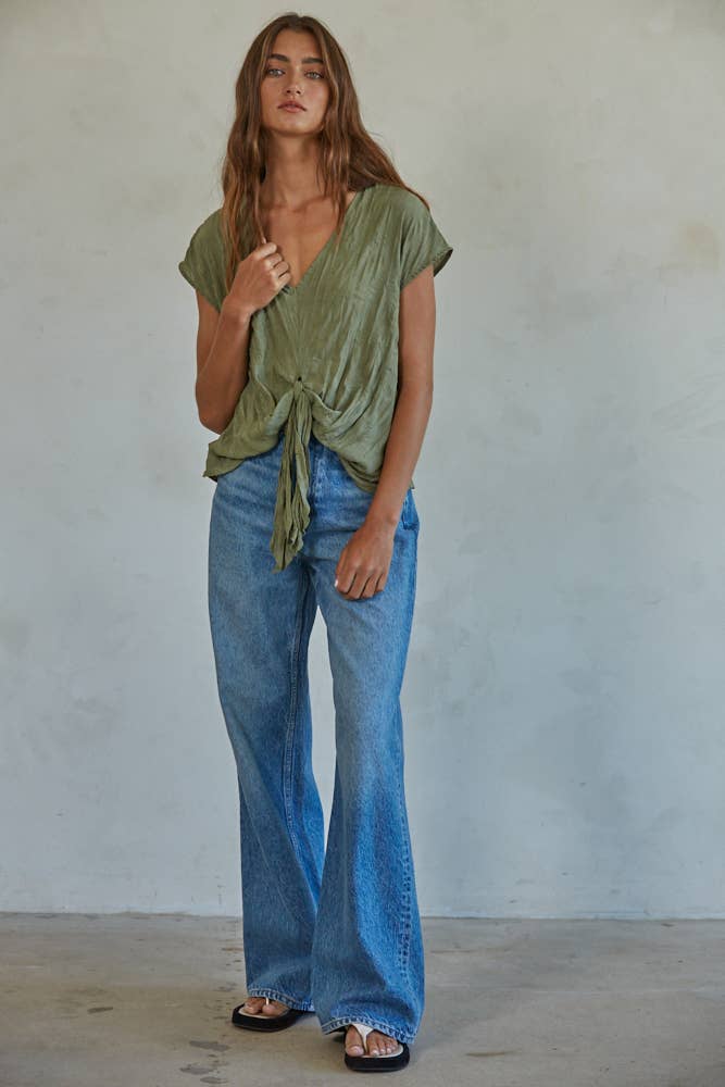 By Together - Vente Chemisier – femme - L6953 | Haut sans manches à col en V en polyester tissé avec nœud à l'avant3