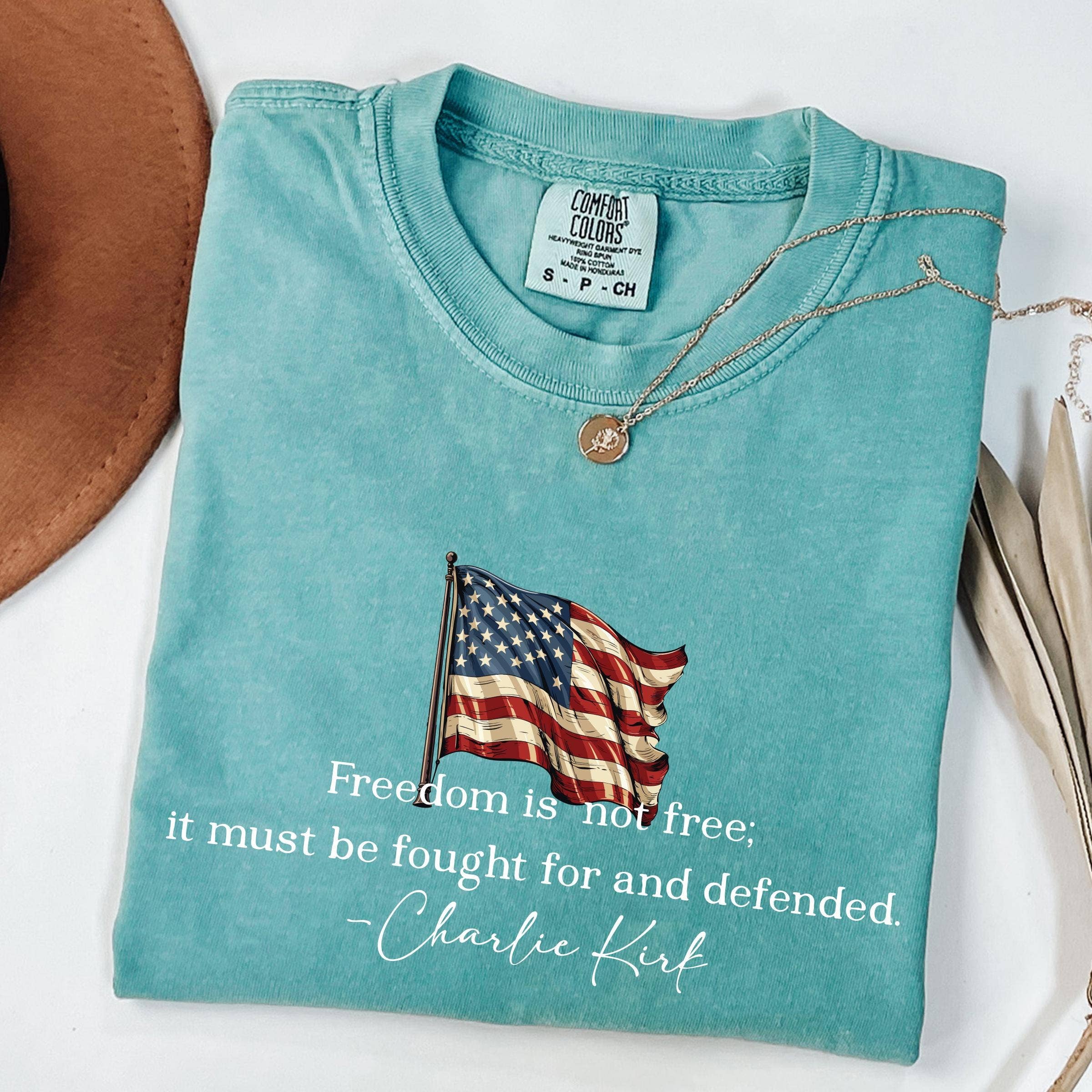 ClevorFit – Großhandel T-Shirt (Grafikdruck) – Unisex – Comfort Colors Charlie Kirk Shirt, Politischer Pullover3