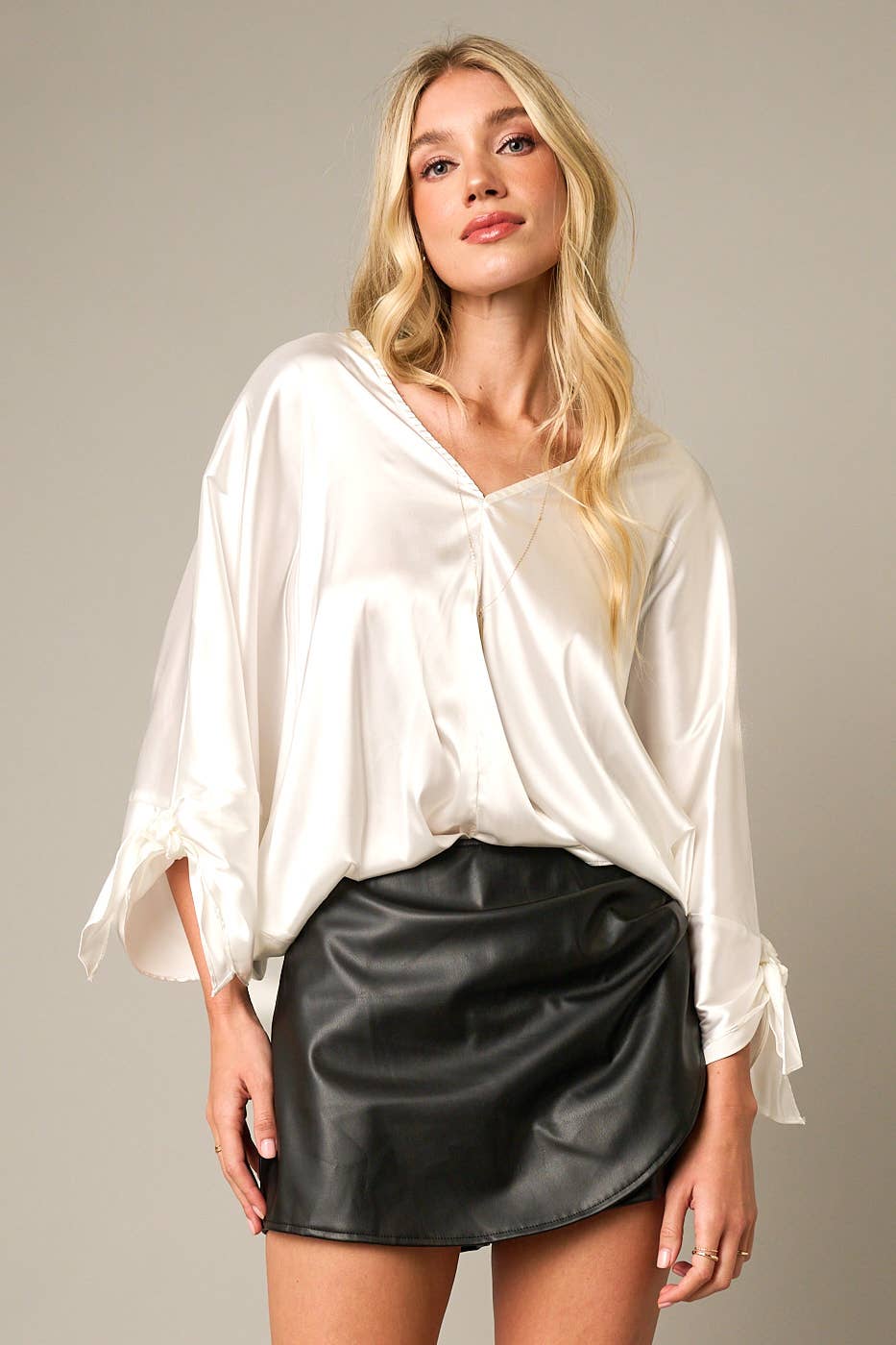 mittoshop - Vente Chemisier – femme - BLOUSE EN SATIN À MANCHES LONGUES AVEC DÉTAIL NŒUD ET COL EN V13