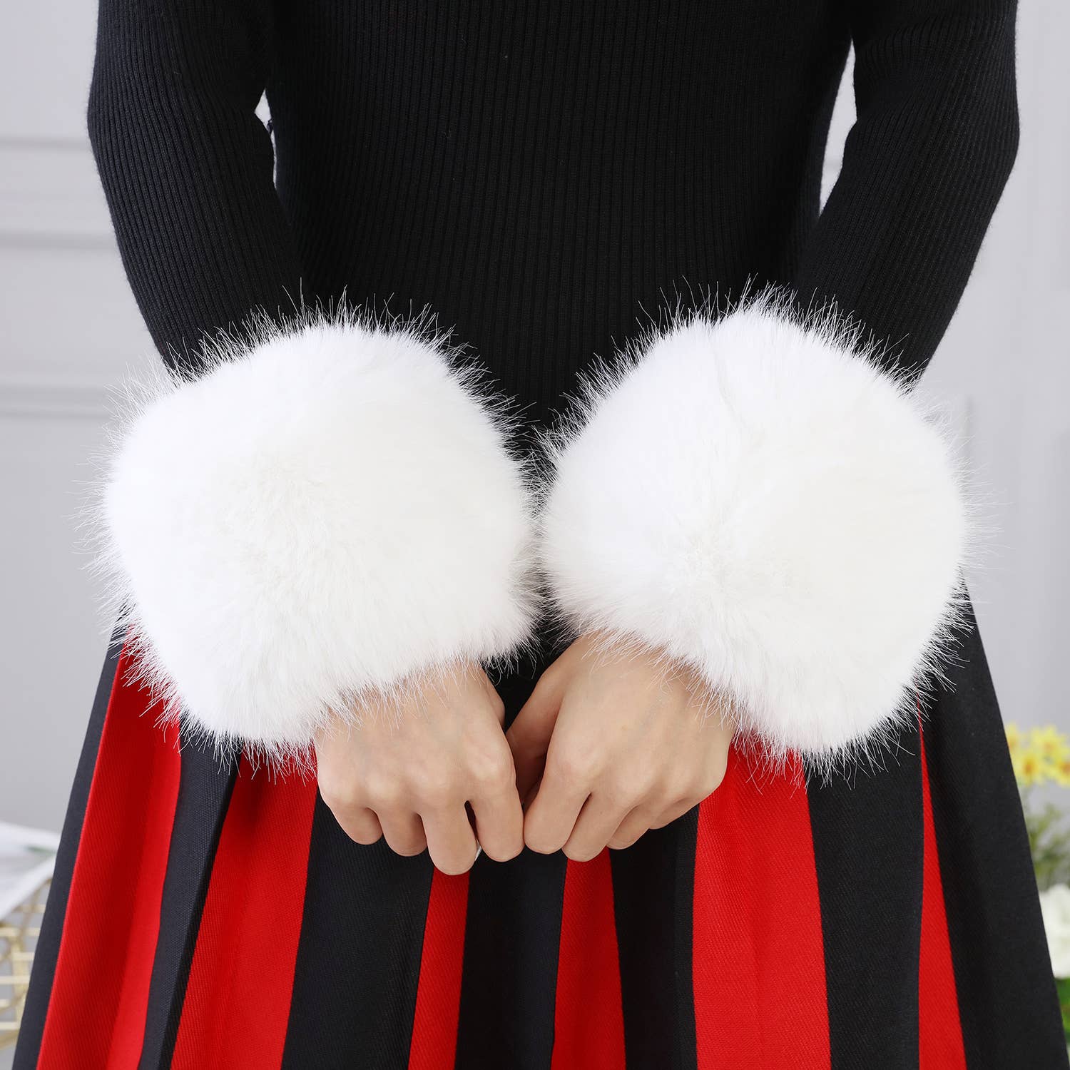 PEACH ACCESSORIES - Wholesale Fur/Faux Fur Coat - Women's - Glamorous Faux Fur Cuffs 0085