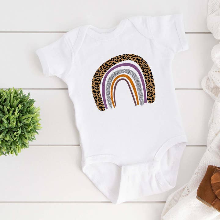 Cheetah Leopard Rainbow Baby Onesie pasgeboren babykleding voor wholesale door Rising Tide Vintage