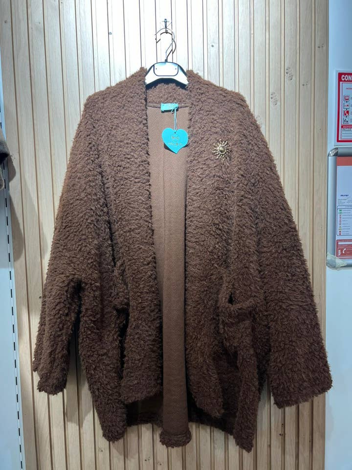 cfashion - Wholesale Outerwear Vest - Women's - large size fur vest with pocket and brooch1