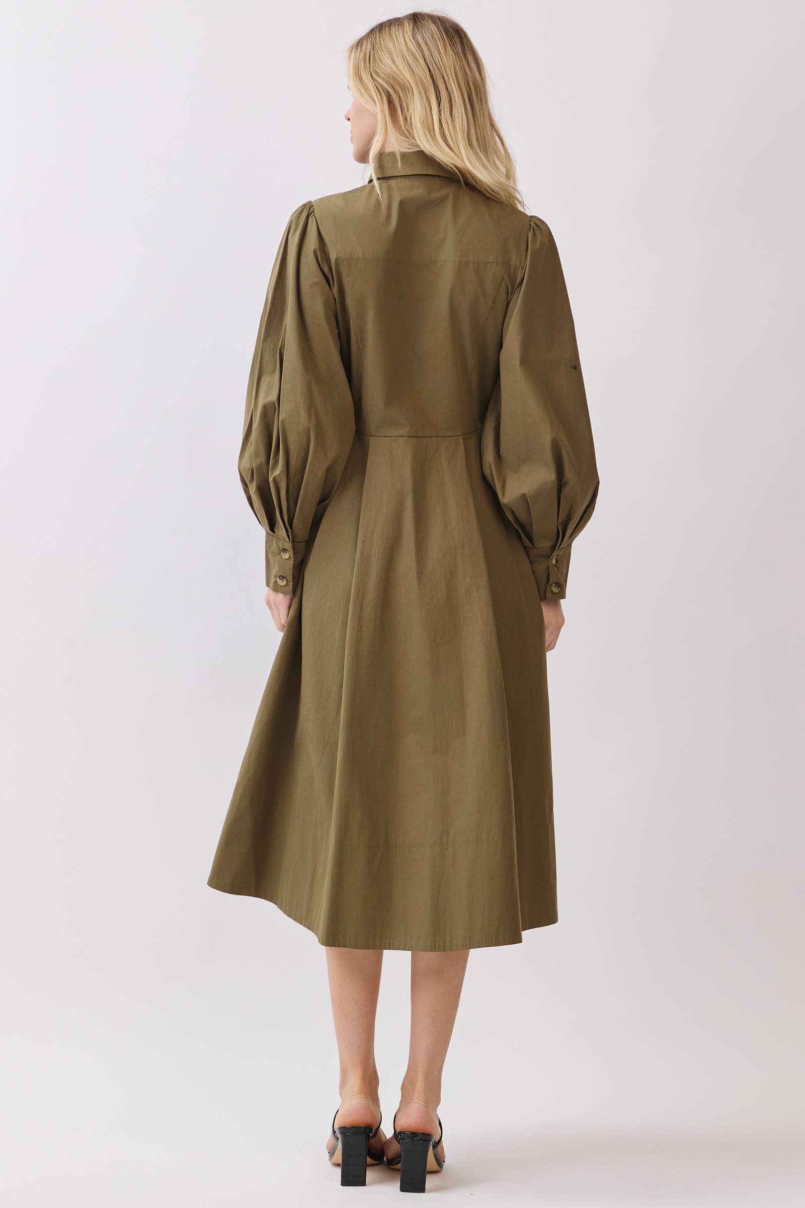 Calista – wholesale Klänning - Dam – MIDI-KLÄNNING MED KRAGE OCH LÅNGÄRMAD KNAPPSTÄNGNING - VD608313