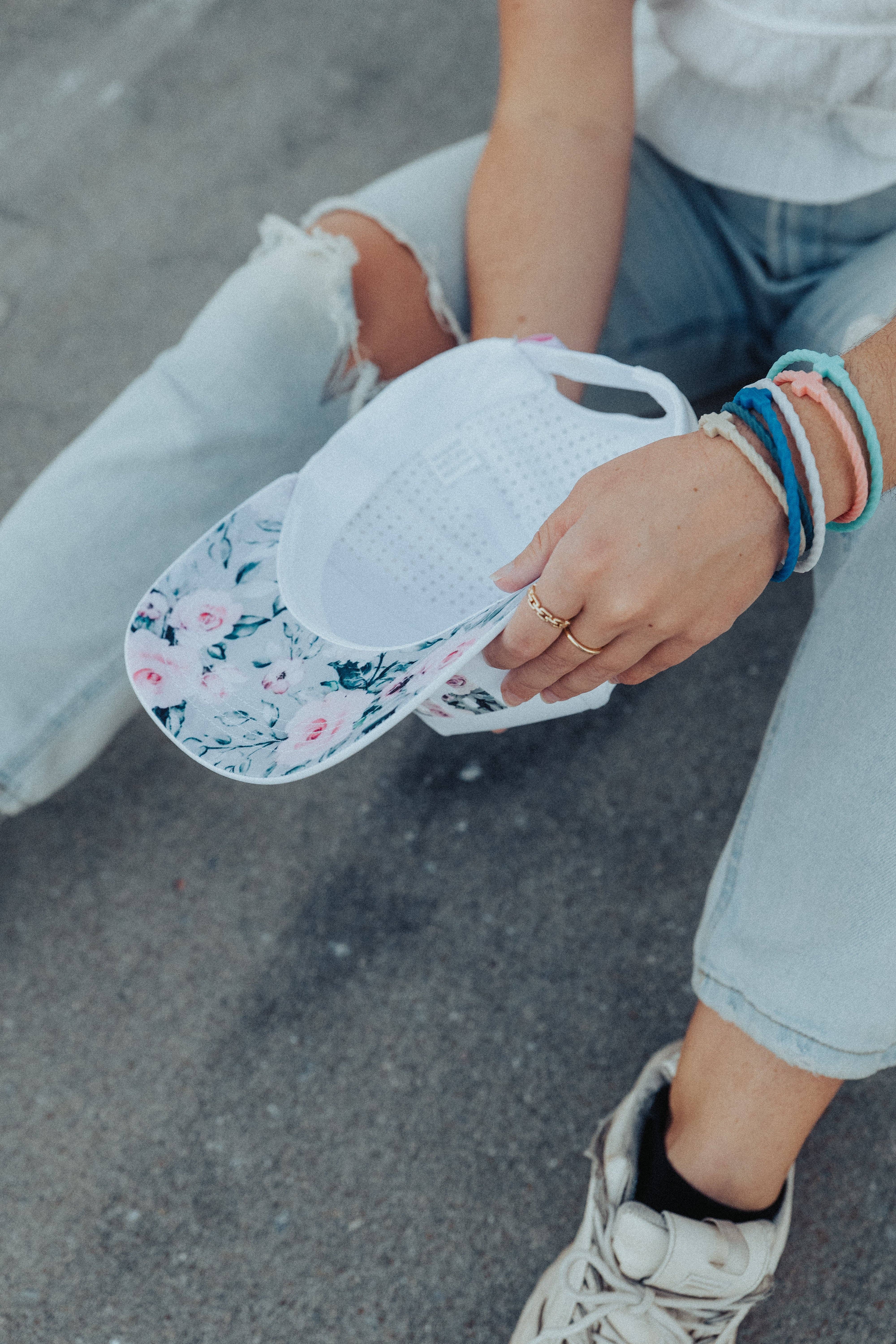 In God We Must - Vente Casquette de camionneur – femme - Priez Chapeau Floral2