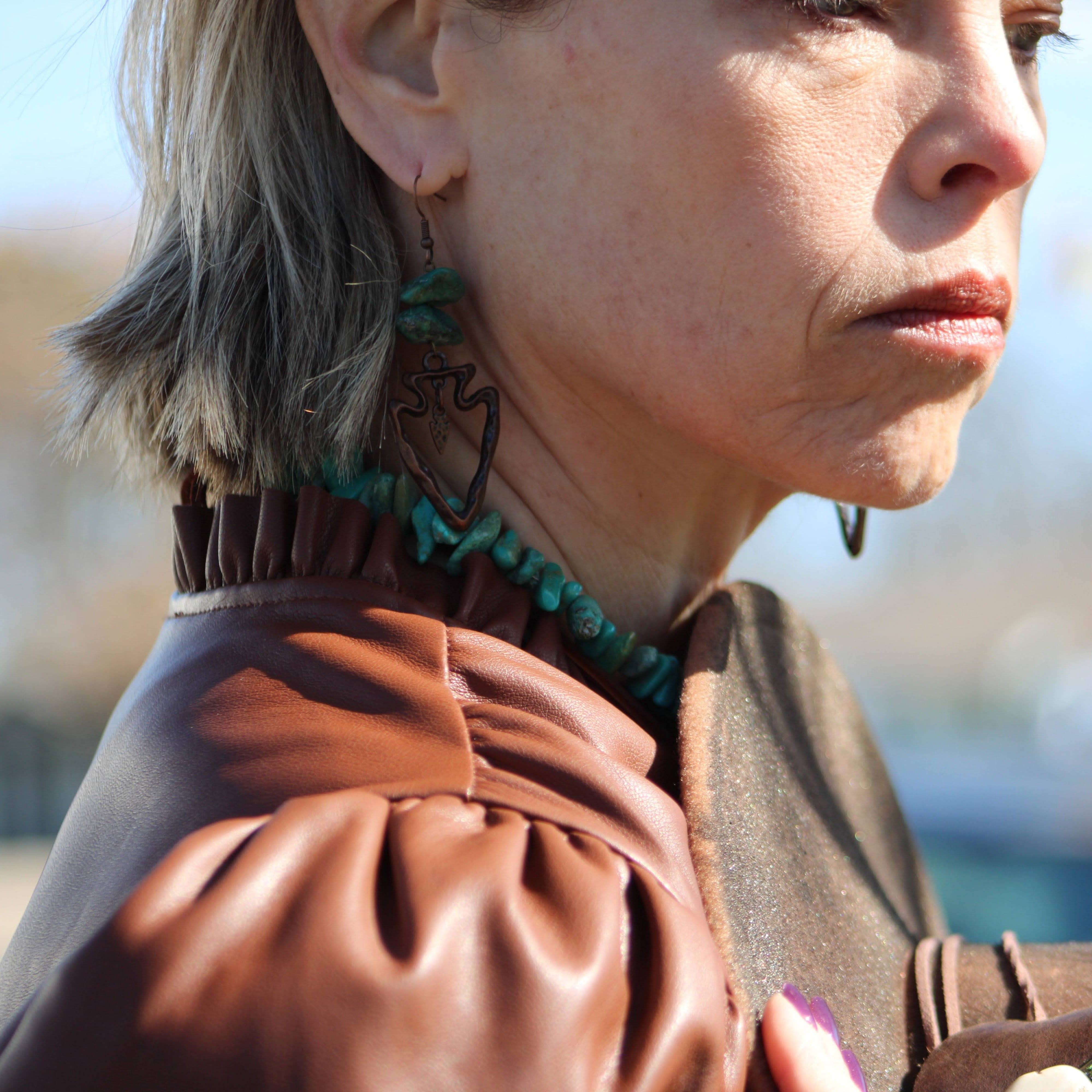 The Jewelry Junkie – Engroshandel Hængeøreringe og creoløreringe – Kobber piløreringe m/naturlige turkise stykker 220m1