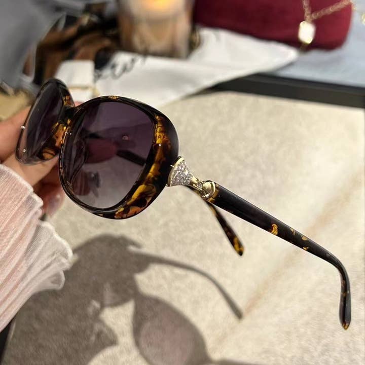 Modern Sparkle Glam Sunglasses 7520 for wholesale by PEACH ACCESSORIES