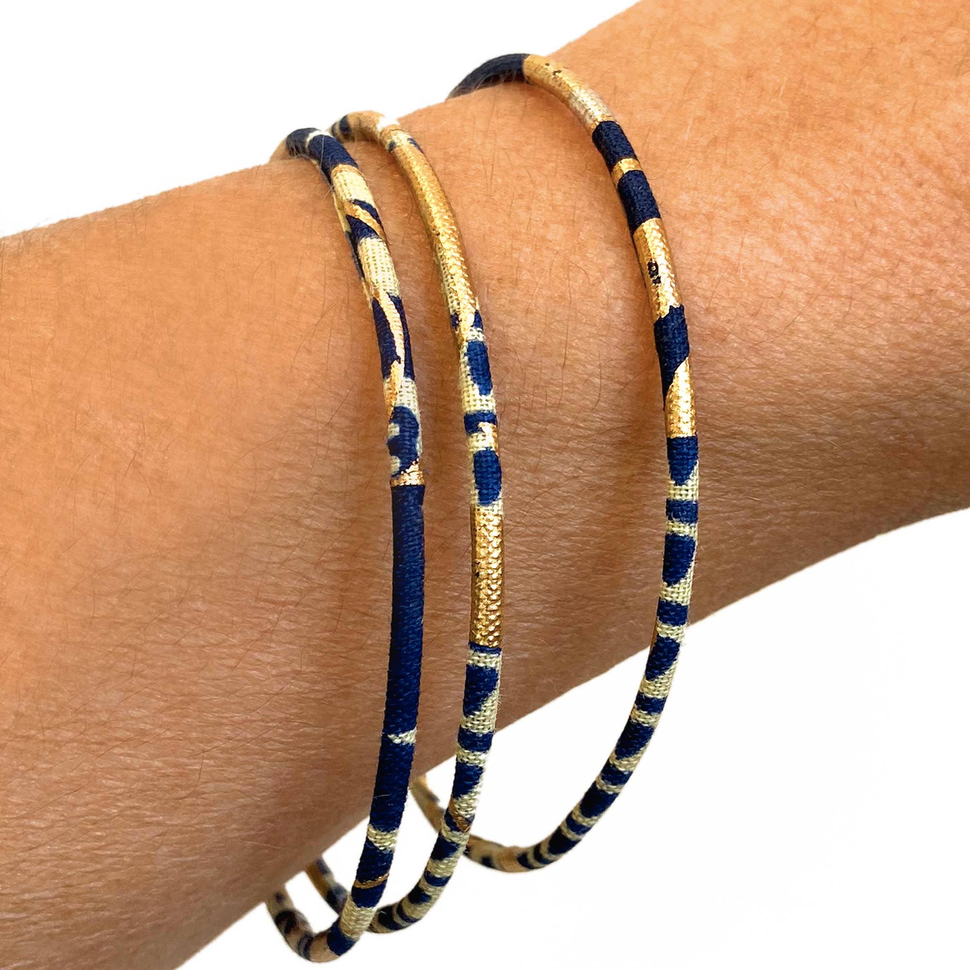 Melokane – Großhandel Armreif – Dünne Armbänder in Marineblau und Gold-Wachstuch – Größen S oder M2