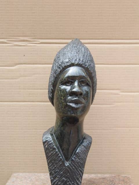 Tête de femme traditionnelle en pierre Shona pour la vente par AVAC Arts