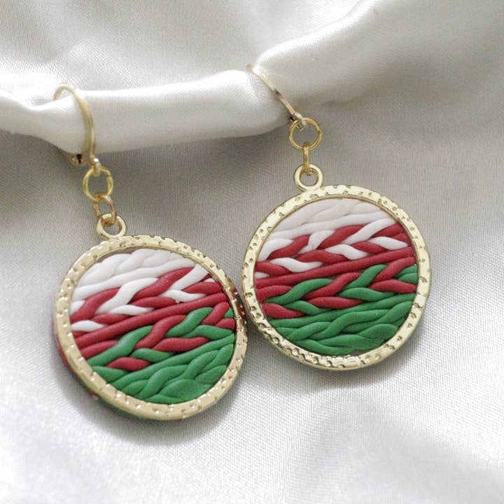 Ohrringe aus geflochtenem Polymerton mit rundem Goldrahmen für den Großhandel von Fox and Bunny Rise