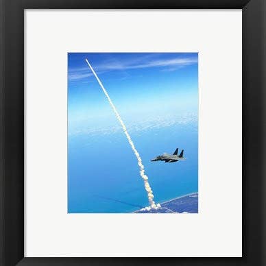 Art encadré 4th FW Strike Eagles Assistent au lancement de la navette Décor mural 18x24 Œuvre d'art pour la vente par Modern Memory Design Picture Frames