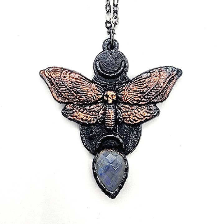 MergingMetals - Venta al por mayor Collares con colgantes/abalorios - Collar con colgante de polilla de la muerte con piedra lunar arcoíris 2